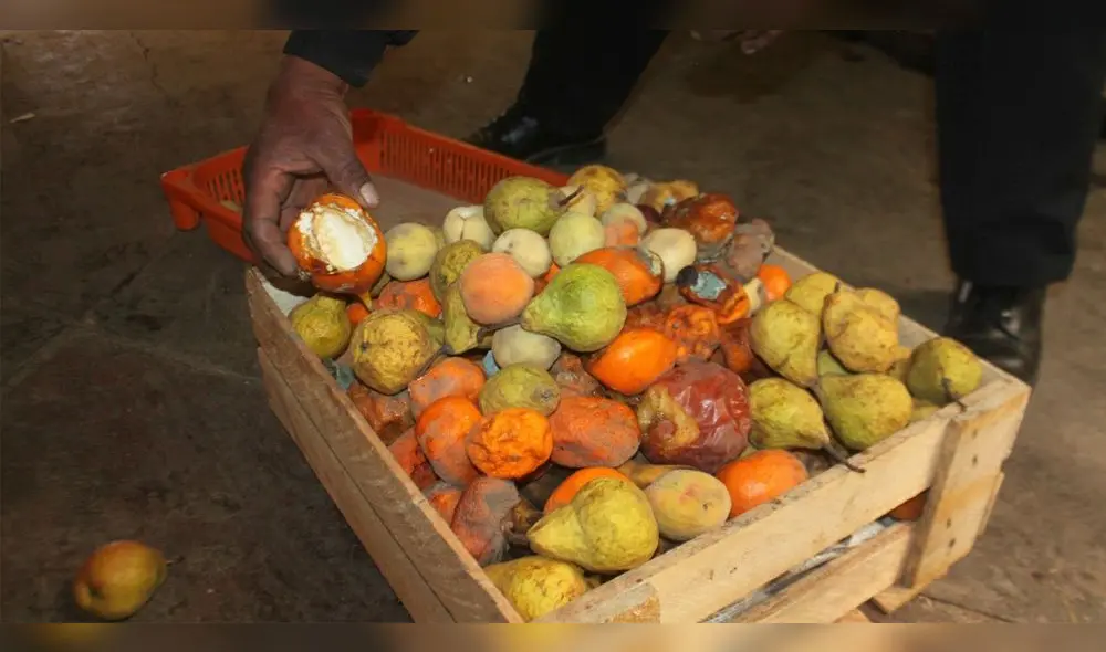Puno: Fruta podrida y con heces de roedores hallan en mercado de Juliaca Puno: Fruta podrida y con heces de roedores hallan en mercado de Juliaca