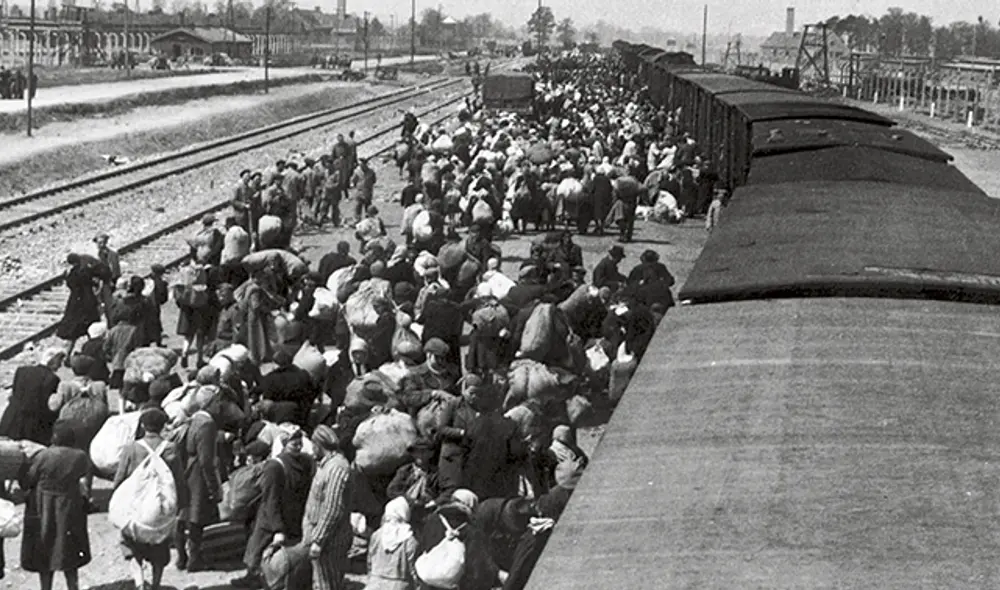 Historia. La llegada de los deportados a Auschwitz.