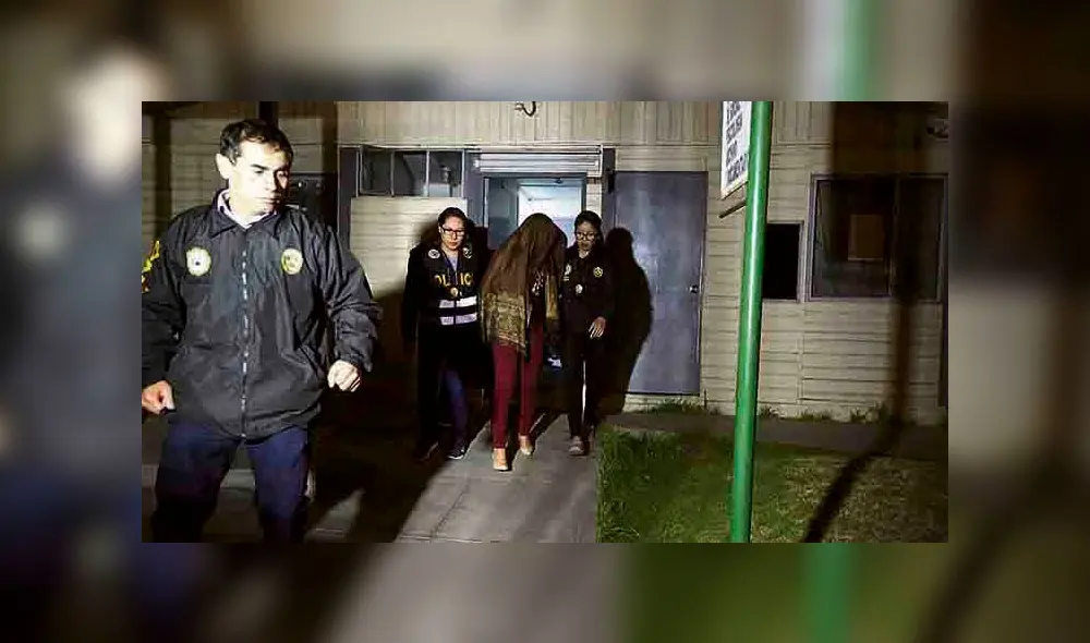 detenida. Policía se lleva detenida a funcionaria que pretendió cobrar cupo a asistenta. detenida. Policía se lleva detenida a funcionaria que pretendió cobrar cupo a asistenta.