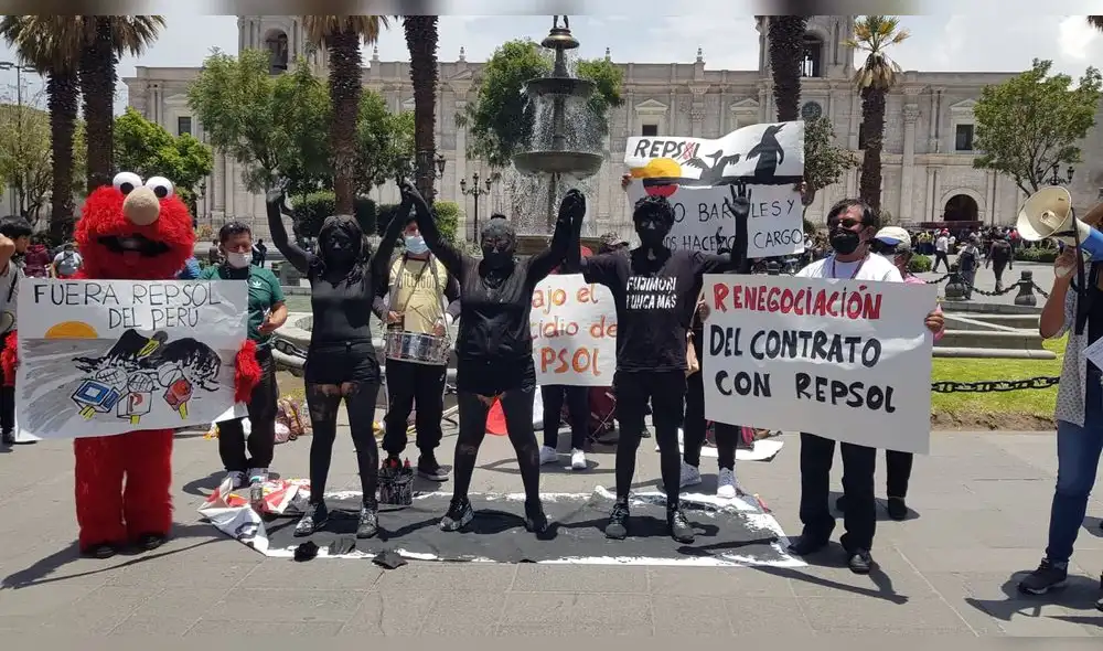 Manifestantes salieron a la Plaza de Armas de Arequipa. Foto: Alexis Choque / URPI Manifestantes salieron a la Plaza de Armas de Arequipa. Foto: Alexis Choque / URPI