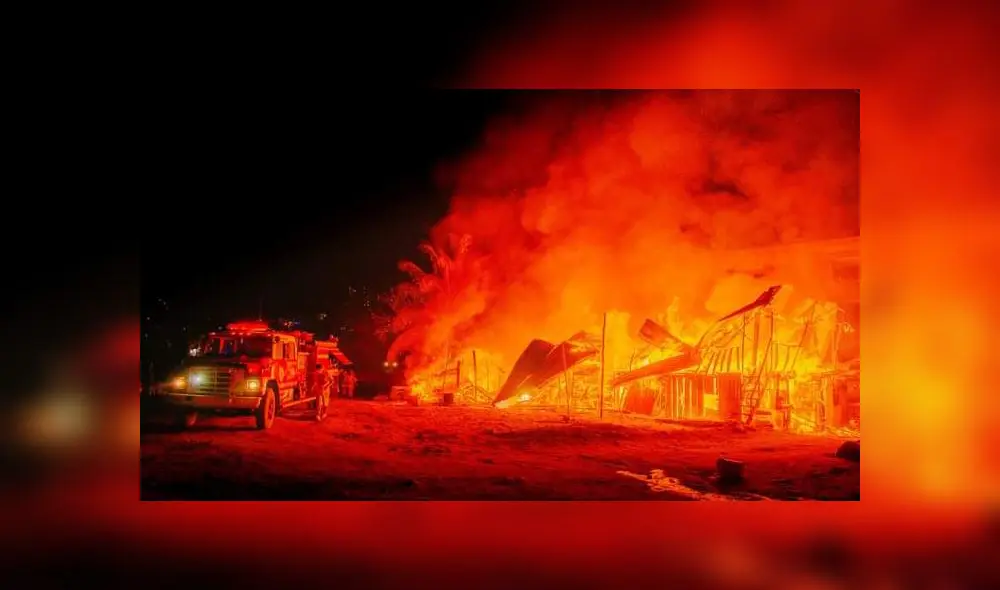 A pesar de los esfuerzos de la población, no pudieron evitar que las viviendas se consumieran. Foto: Facebook A pesar de los esfuerzos de la población, no pudieron evitar que las viviendas se consumieran. Foto: Facebook