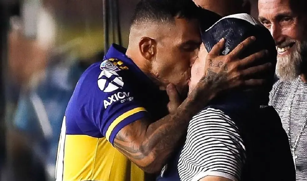 Maradona con Tévez en la previa del Boca Juniors vs. Gimnasia.