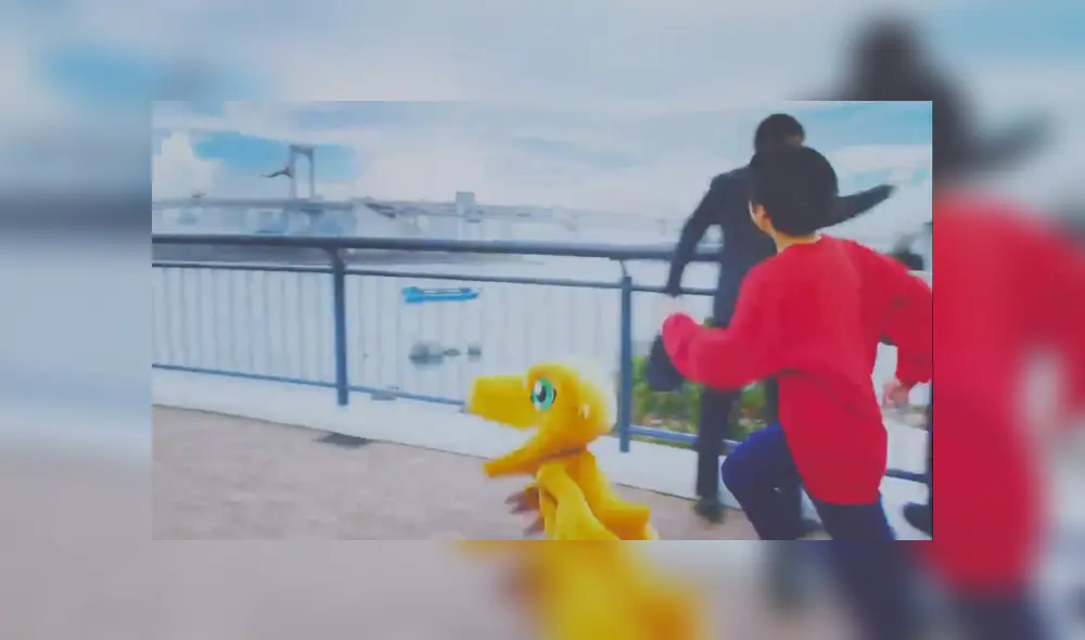 Agumon corriendo junto a otros niños.