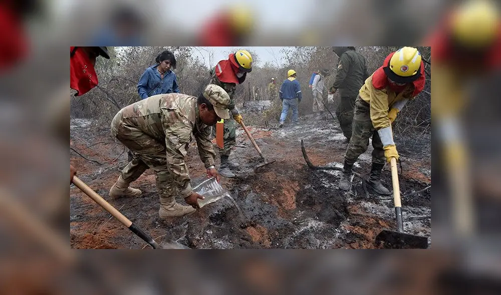Soldados y voluntarios ayudan a mitigar los efectos del incendio en el este de Bolivia. Foto: AFP. Soldados y voluntarios ayudan a mitigar los efectos del incendio en el este de Bolivia. Foto: AFP.