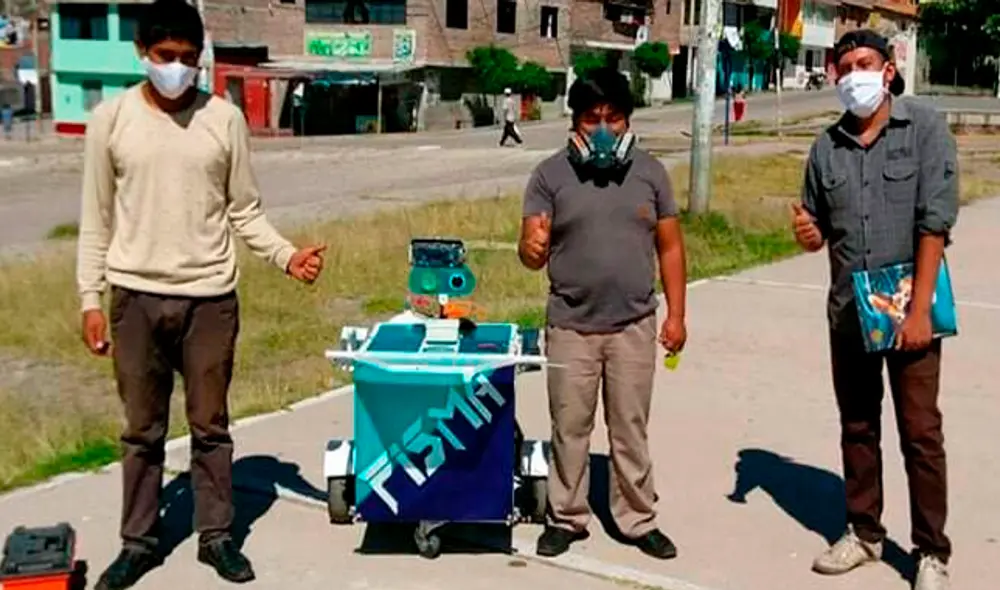 Los tres estudiantes de ingeniería junto a su invención, el ROAT. (Foto: Jornada)