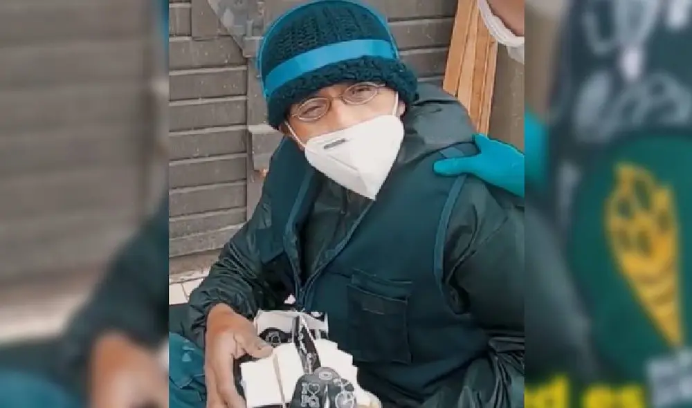 El señor agradeció el gesto por parte del trabajador del restaurante. Foto: Captura/TikTok/Papas Queens