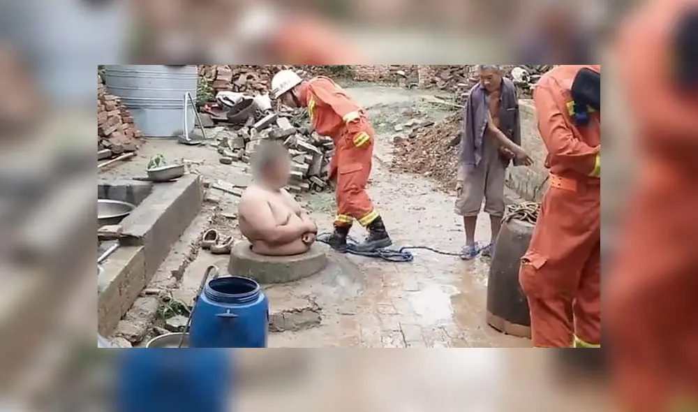 Casi una docena de rescatistas sacaron al residente del pozo después de atar cuerdas alrededor de su cuerpo. Foto: Weibo. Casi una docena de rescatistas sacaron al residente del pozo después de atar cuerdas alrededor de su cuerpo. Foto: Weibo.