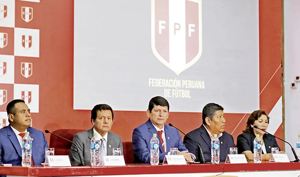 Vital. El presidente de la FPF, Agustín Lozano (al centro), tiene un día clave. Según él señala, si es que no se aprueban los estatutos hoy, habría una tercera oportunidad en diciembre. Vital. El presidente de la FPF, Agustín Lozano (al centro), tiene un día clave. Según él señala, si es que no se aprueban los estatutos hoy, habría una tercera oportunidad en diciembre.