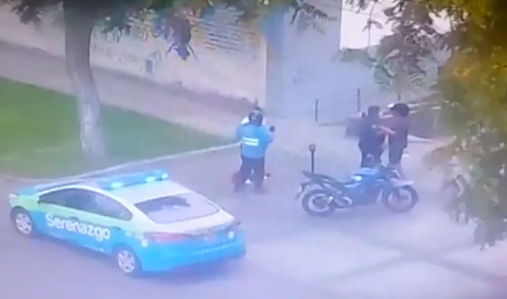 Jóvenes fueron intervenidos en plena calle en Miraflores. Foto: captura de Latina Jóvenes fueron intervenidos en plena calle en Miraflores. Foto: captura de Latina