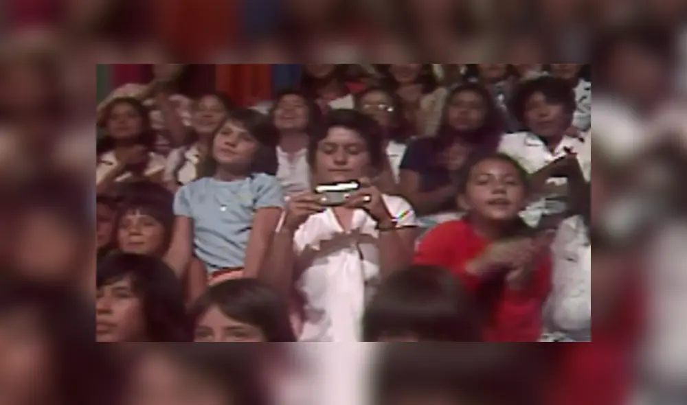 Desliza para ver más detalles de esta supuesta 'viajera del tiempo' que generó asombro en YouTube. Foto: Captura. Desliza para ver más detalles de esta supuesta 'viajera del tiempo' que generó asombro en YouTube. Foto: Captura.