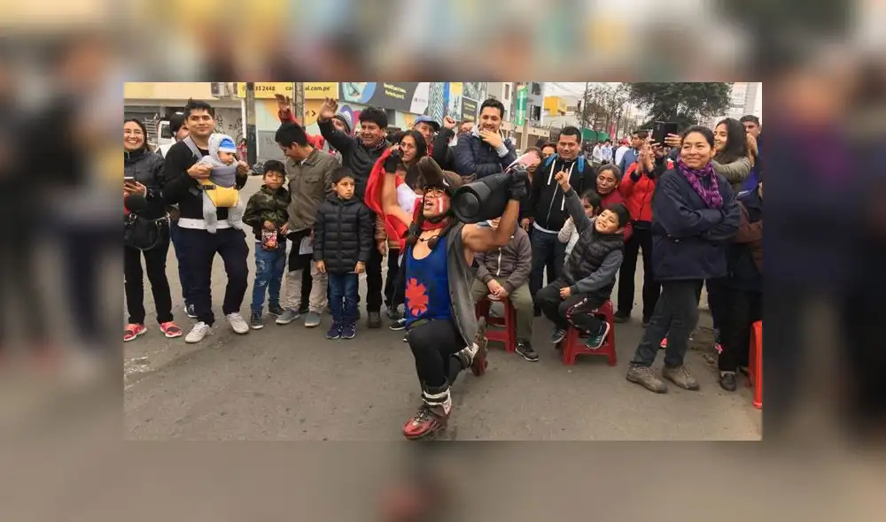 Familias enteras disfrutaron del variado y colorido cronograma del Desfile Militar. (Foto: La República)