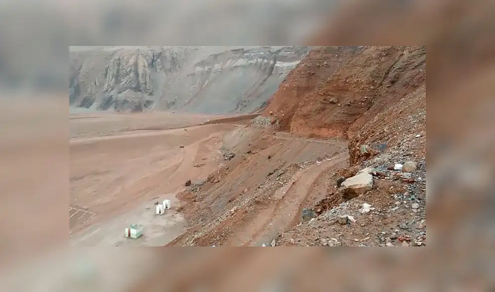 Huaico bloquea tramo de la carretera de ingreso a playa Platanales en Ilo [VIDEO]
