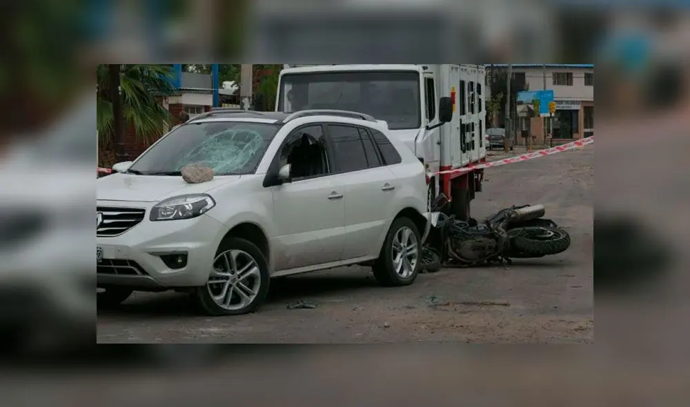 Niño de 10 años maneja una camioneta y choca contra un patrullero y dos motos policiales Niño de 10 años maneja una camioneta y choca contra un patrullero y dos motos policiales