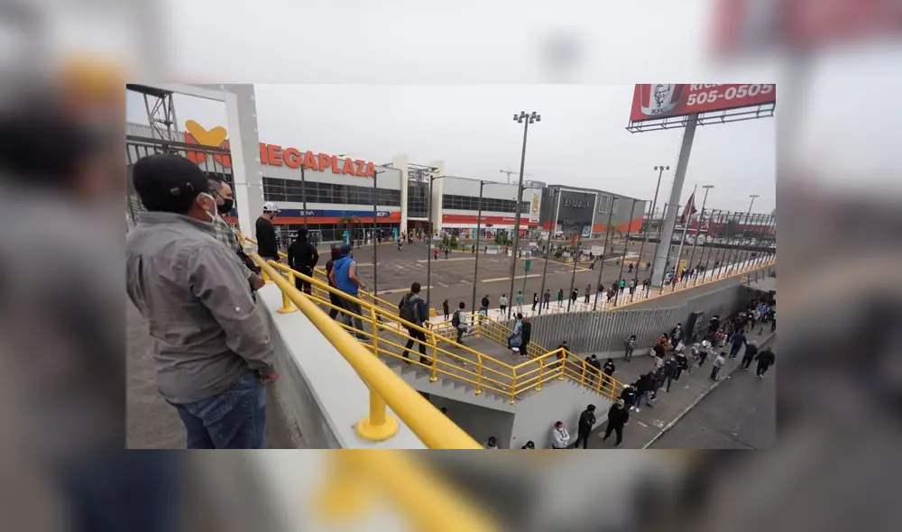 Largas colas se registran en el interior y exterior del centro comercial Mega Plaza. Foto: Aldair Mejía.
