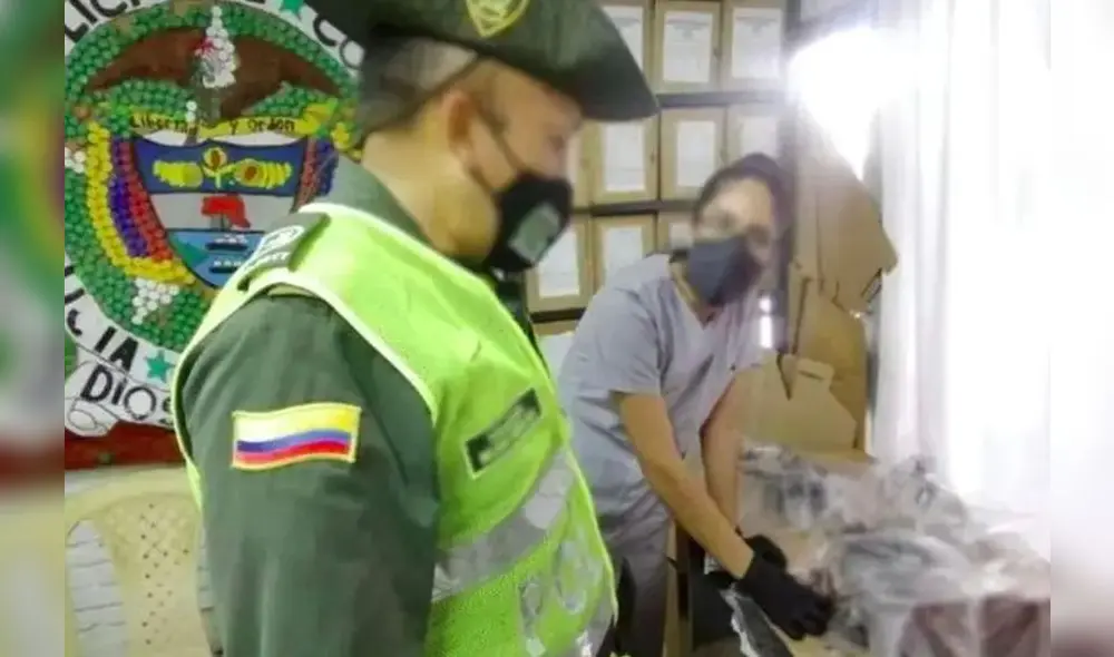 A market trader shows different currency notes in Caracas on March 10, 2019, during the third day of a massive power outage which has left Venezuelans without communications, electricity and water. - The unprecedented power outage already left 15 patients dead and threatens to extend indefinitely, increasing distress for the severe political and economic crisis hitting the oil-rich South American nation. (Photo by Cristian Hernandez / AFP) A market trader shows different currency notes in Caracas on March 10, 2019, during the third day of a massive power outage which has left Venezuelans without communications, electricity and water. - The unprecedented power outage already left 15 patients dead and threatens to extend indefinitely, increasing distress for the severe political and economic crisis hitting the oil-rich South American nation. (Photo by Cristian Hernandez / AFP)