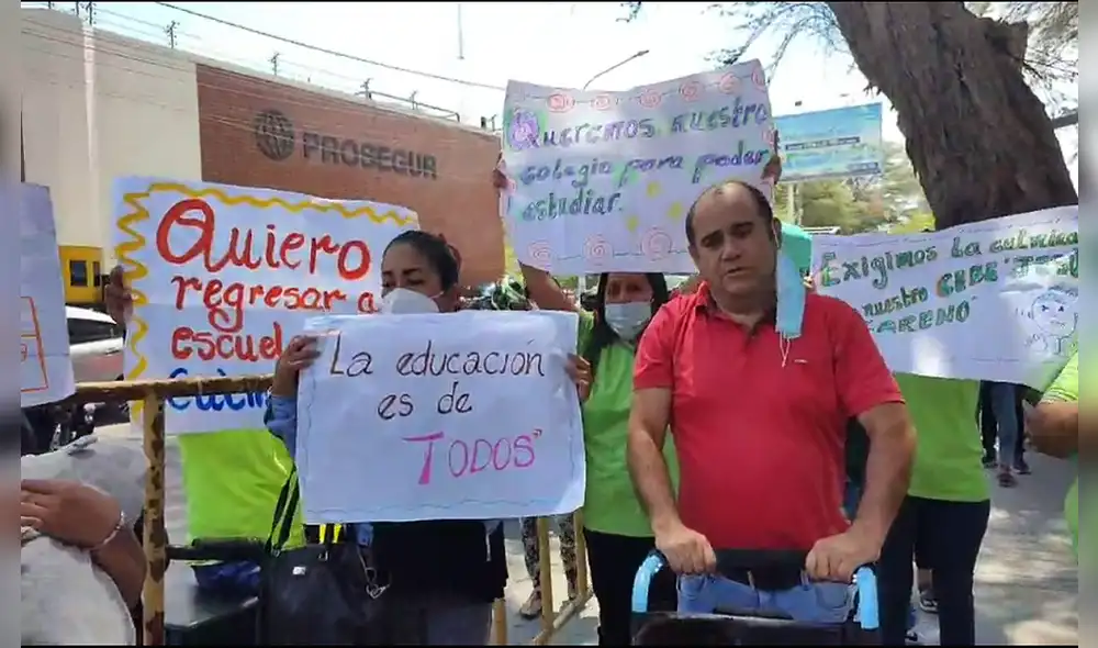 Padres de familia protestan en exteriores del gore. Foto: La República.