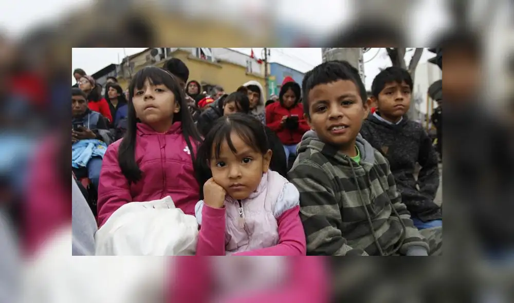 Familias enteras disfrutaron del variado y colorido cronograma del Desfile Militar. (Foto: La República)