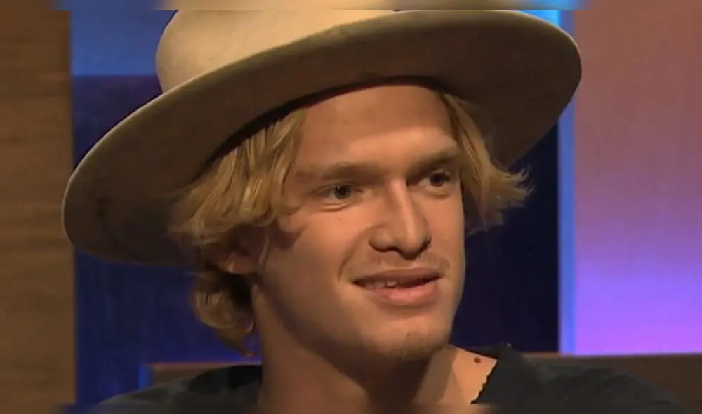 Miley Cyrus no se esconde y aparece besando a Cody Simpson