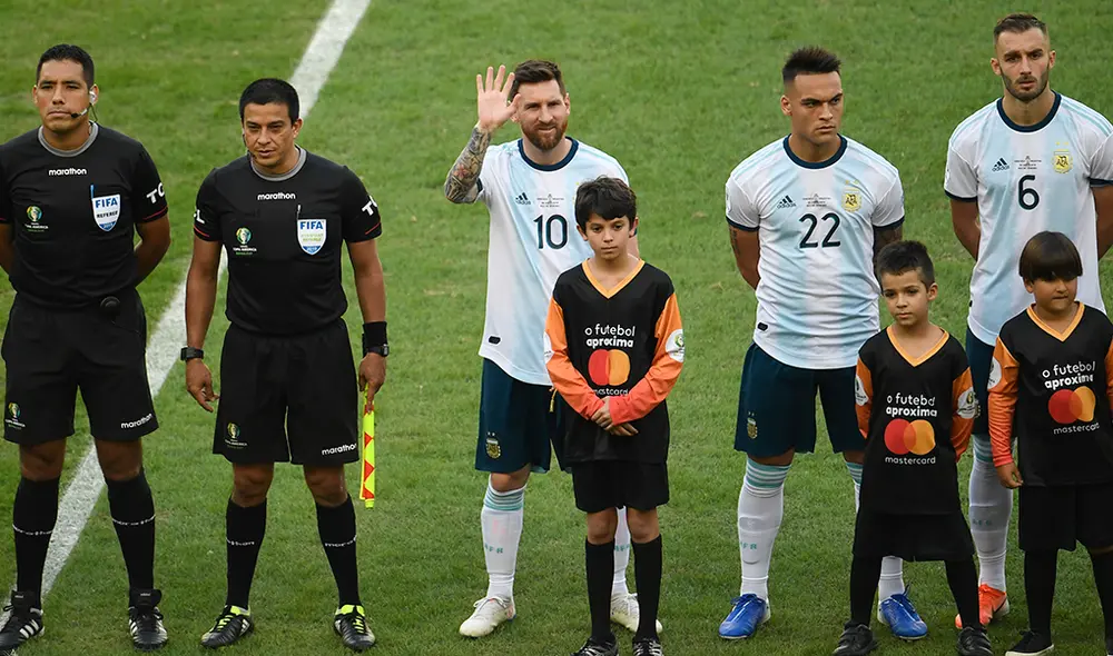 Lionel Messi recitó por primera vez el himno nacional de Argentina en un campo de juego.