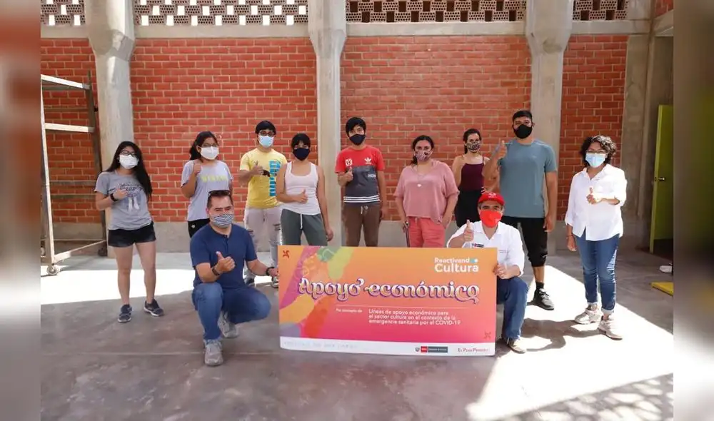 El ministro Neyra, entregó este apoyo económico a la Asociación Cultural Puckllay de las Lomas de Carabayllo. Foto: Mincul