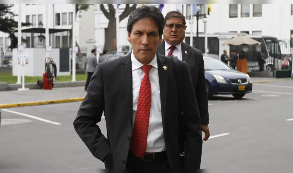 Sobrinos de Segundo Tapia trabajan en su despacho, pese a que Reglamento lo prohíbe