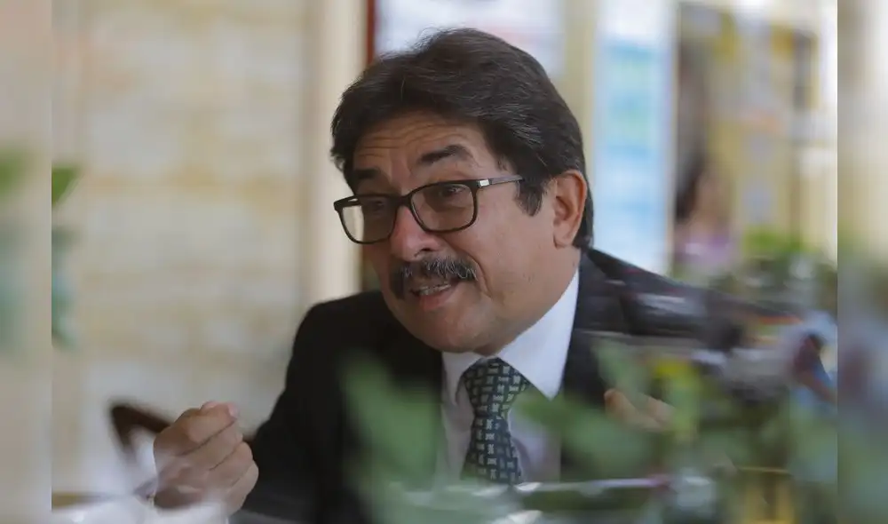Cornejo anuncia que postulará el 2018 y recibe pullas del Apra