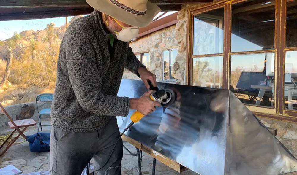 El colectivo de arte conceptual publicó fotos de cómo fabricaron las piezas metálicas. Foto: Instagram