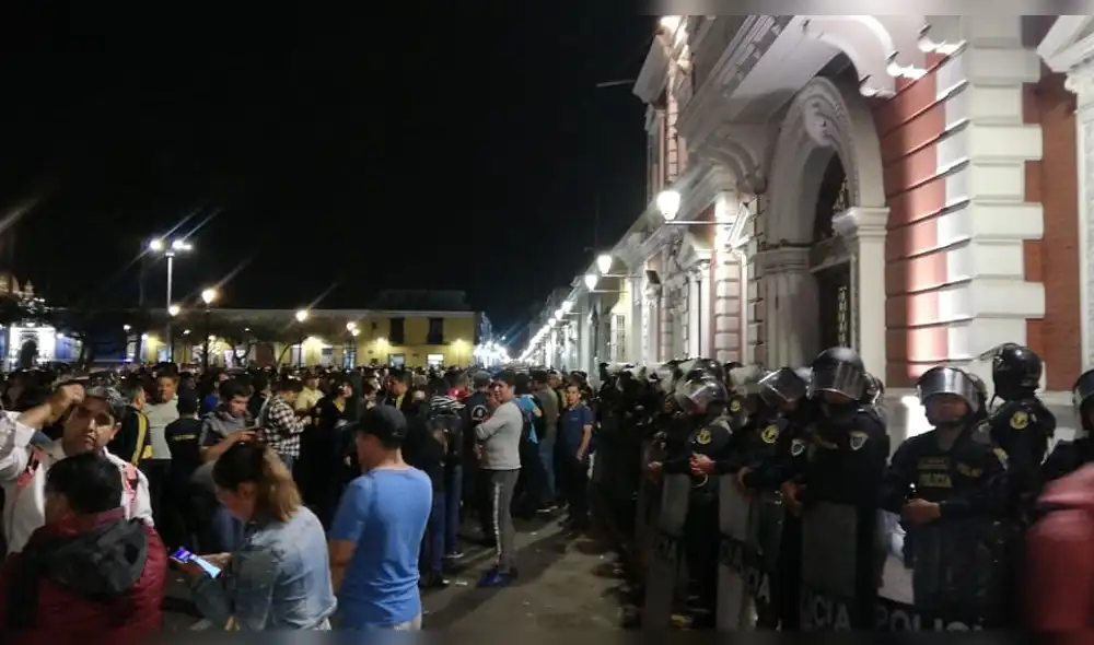 Trabajadores frente a municipalidad de Trujillo. Trabajadores frente a municipalidad de Trujillo.