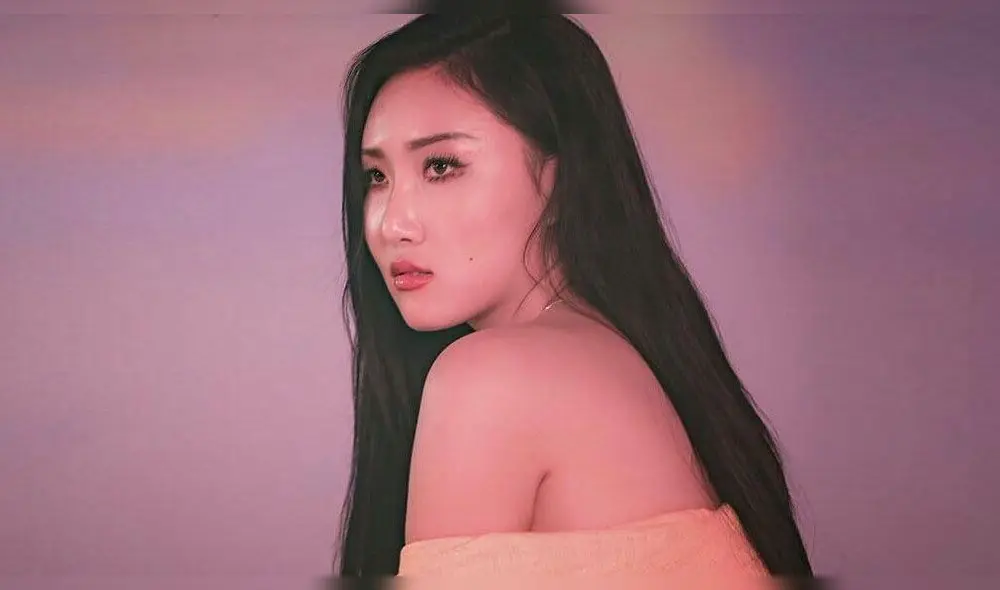 Deslice para ver más fotos de Hwasa de MAMAMOO.