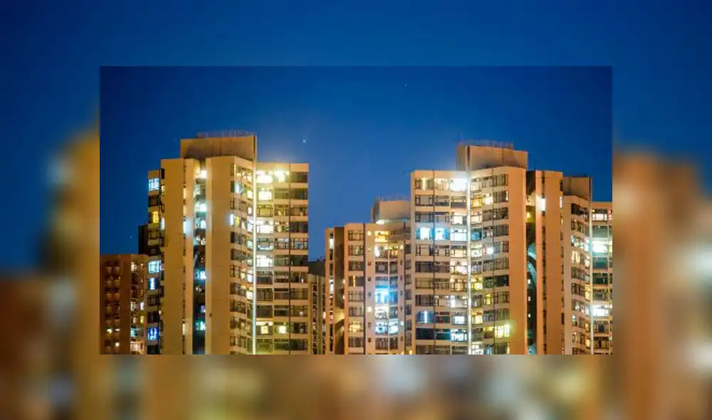 Cometa NEOWISE en los cielos de Hong Kong. Foto: AFP. Cometa NEOWISE en los cielos de Hong Kong. Foto: AFP.