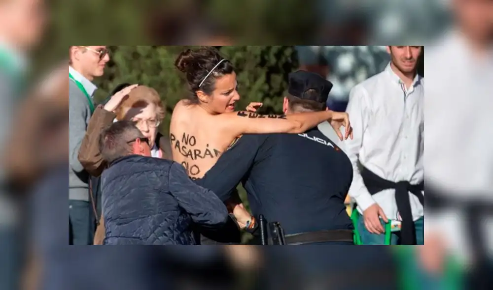 Activistas femenistas semidesnudas irrumpen cierre de campaña de partido español