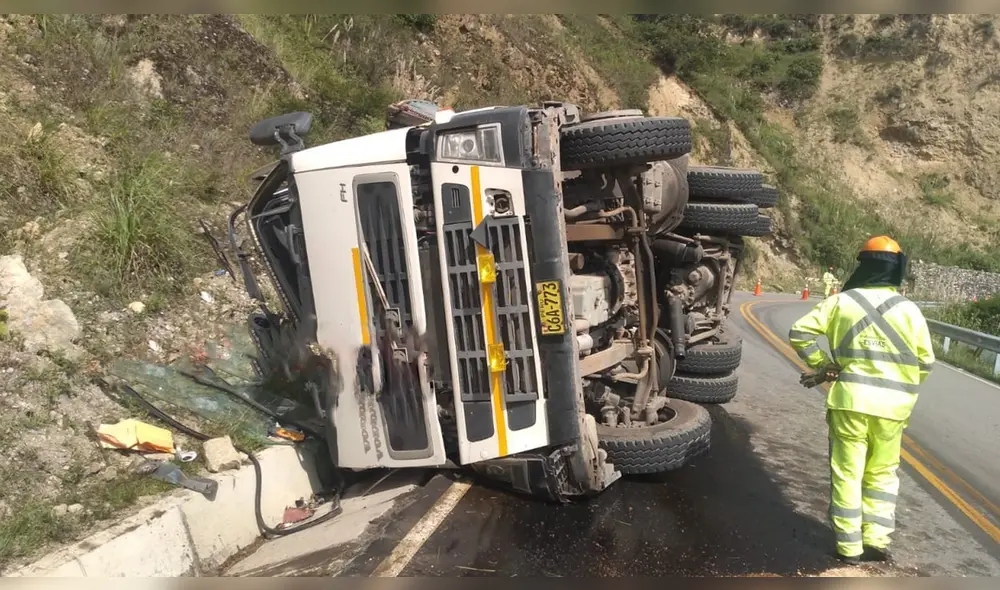 Los agentes de carreteras esperan la presencia de apoyo mecánico. Los agentes de carreteras esperan la presencia de apoyo mecánico.