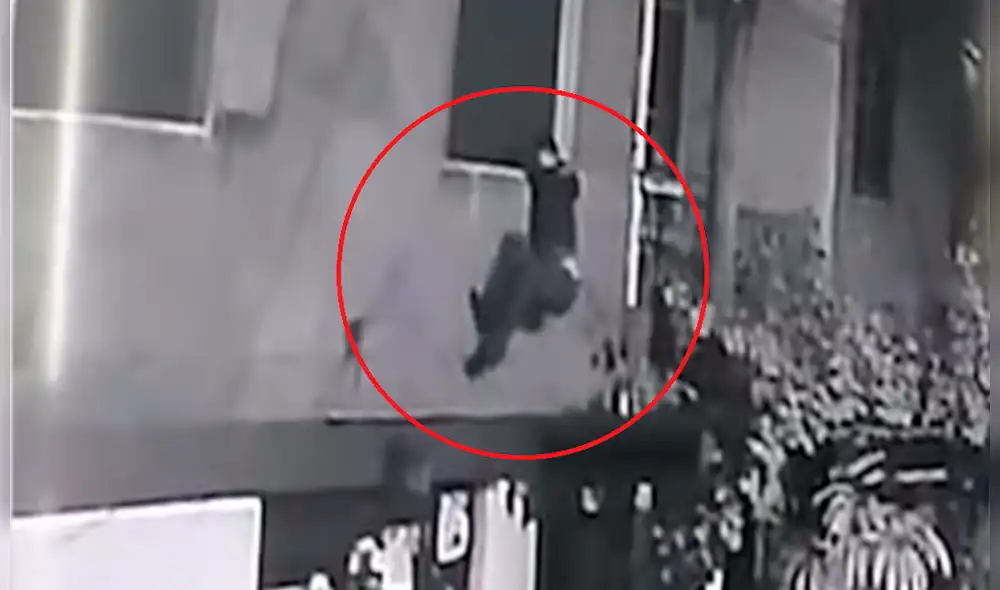 El ladrón tuvo que esperar a su cómplice para descender. (Foto: Captura video) El ladrón tuvo que esperar a su cómplice para descender. (Foto: Captura video)