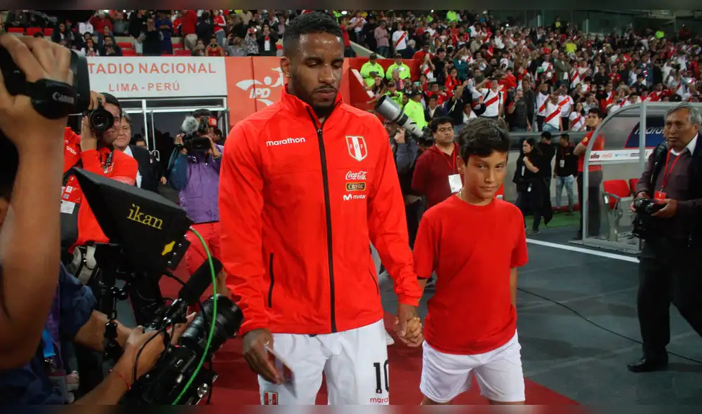 Jefferson Farfán se solidariza con los damnificados del incendio en Villa el Salvador. Jefferson Farfán se solidariza con los damnificados del incendio en Villa el Salvador.