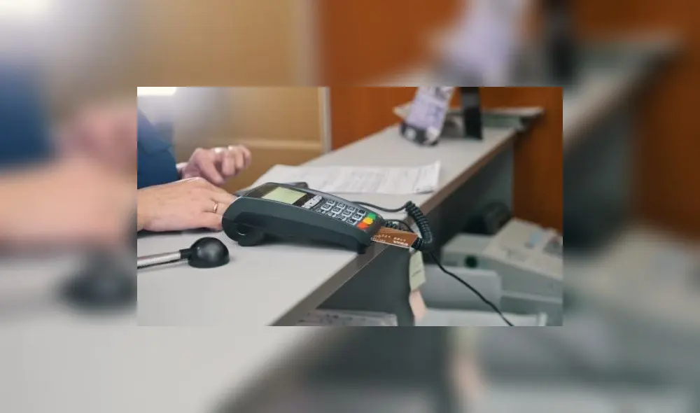 Negocios que cobren 5% más por pagar con tarjeta serán multados