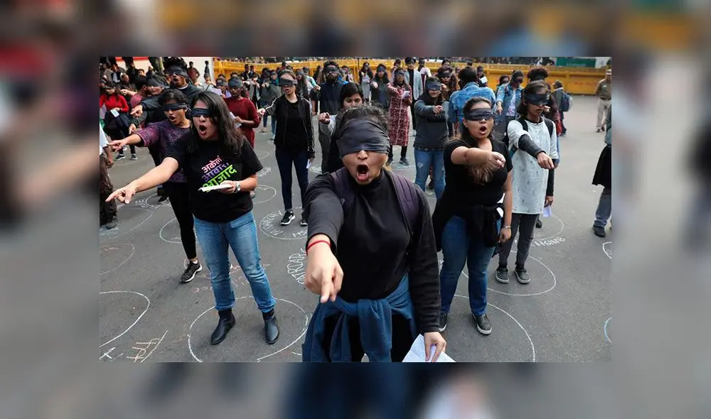 Con los ojos vendados y señalando al frente, las indias se pronuncian en Nueva Delhi, tal como lo hacen las mujeres de las principales capitales del mundo. Foto: EFE. Con los ojos vendados y señalando al frente, las indias se pronuncian en Nueva Delhi, tal como lo hacen las mujeres de las principales capitales del mundo. Foto: EFE.