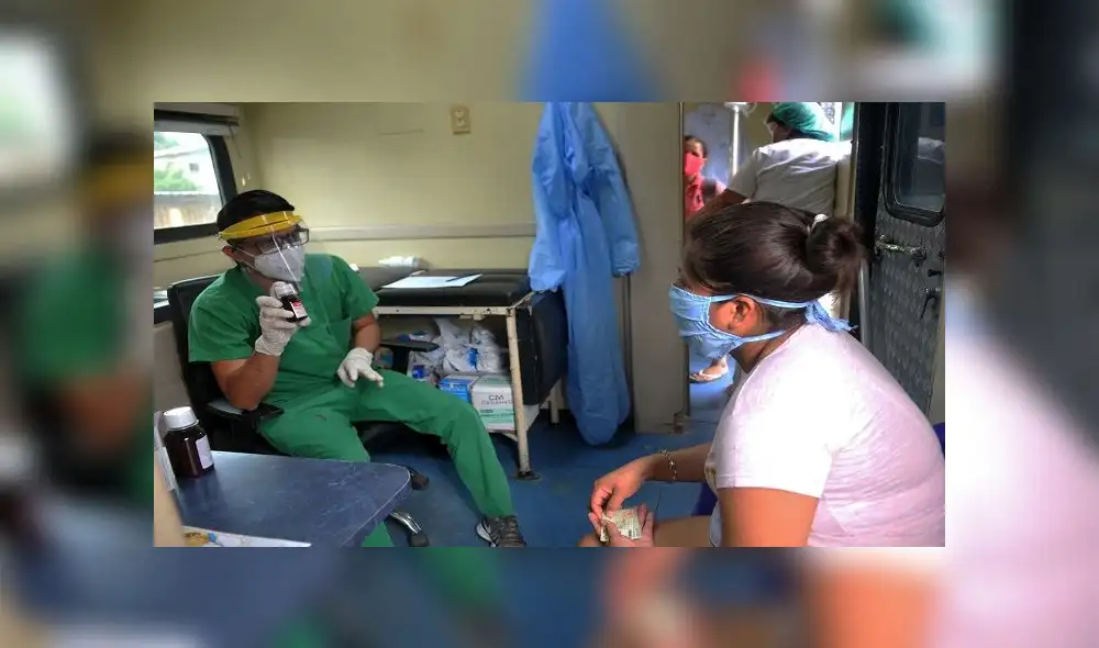 A doctor of Guayaquil's Mayoralty provides assistance to a resident of the Flor de Bastion housing cooperative, in Guayaquil, Ecuador, on May 9, 2020 during the COVID-19 novel coronavirus pandemic. - The novel coronavirus has killed at least 280,693 people worldwide since the outbreak first emerged in China last December, according to a tally from official sources compiled by AFP at 1900 GMT on Sunday. (Photo by Jose SANCHEZ / AFP) A doctor of Guayaquil's Mayoralty provides assistance to a resident of the Flor de Bastion housing cooperative, in Guayaquil, Ecuador, on May 9, 2020 during the COVID-19 novel coronavirus pandemic. - The novel coronavirus has killed at least 280,693 people worldwide since the outbreak first emerged in China last December, according to a tally from official sources compiled by AFP at 1900 GMT on Sunday. (Photo by Jose SANCHEZ / AFP)