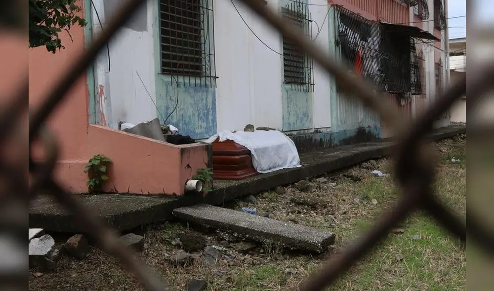 Féretros con fallecidos que debían ser recogidos por las autoridades para ser enterrados. Foto: EFE. Féretros con fallecidos que debían ser recogidos por las autoridades para ser enterrados. Foto: EFE.