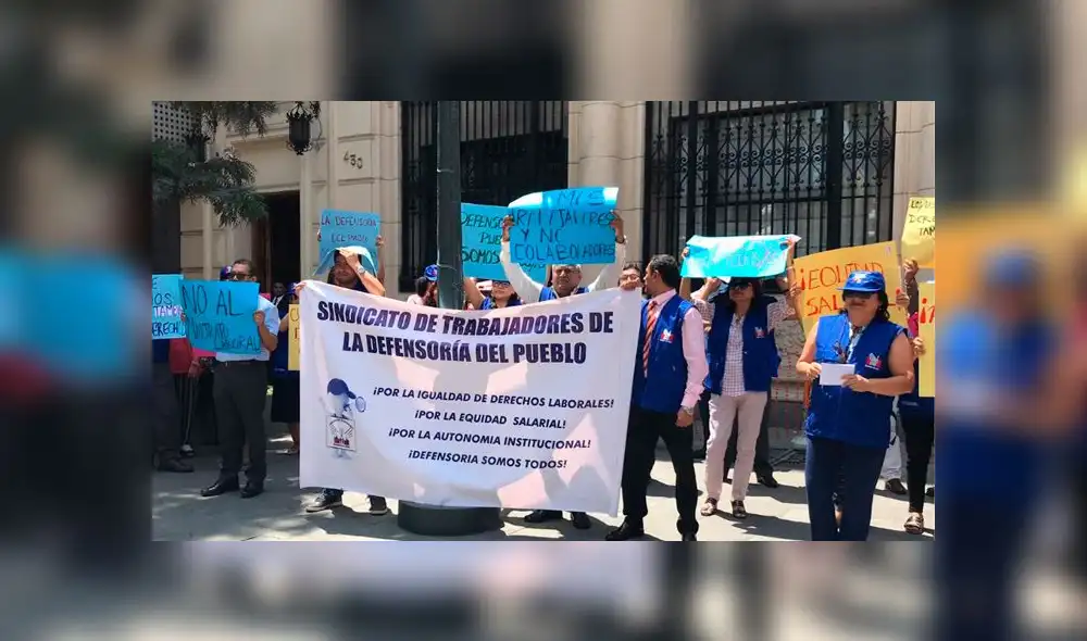 Defensoría del Pueblo: trabajadores protestan para que sueldos sean equitativos [VIDEO]