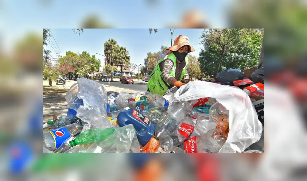Arriesgando su propia salud, recicladores salen a trabajar en medio de la pandemia. Foto: EFE