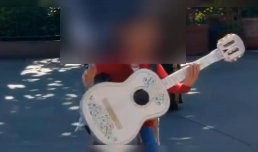 Facebook viral: personaje de "Coco" hace conmovedor concierto en la calle [VIDEO]