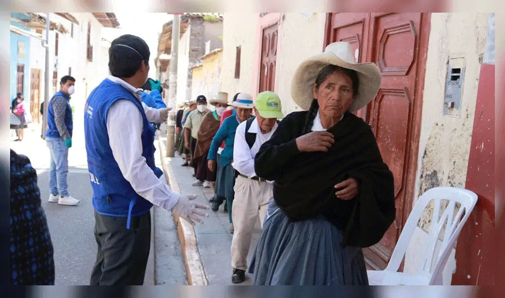 Coronavirus: protegen a ancianos que hacían cola en los exteriores de banco de Cajamarca 