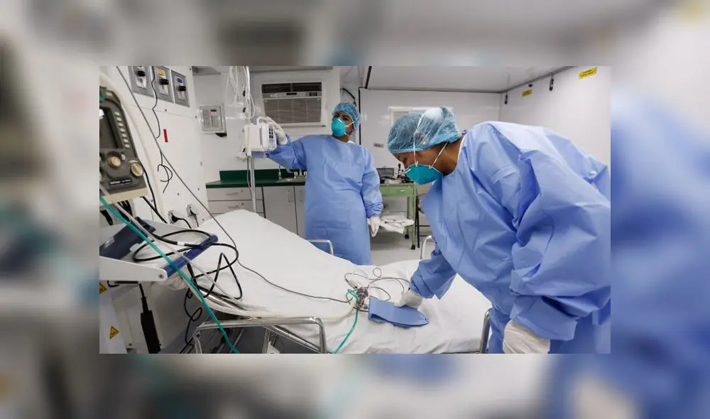 Paciente es atendido por personal médico tras dar positivo a prueba del COVID-19. (Foto: La República) Paciente es atendido por personal médico tras dar positivo a prueba del COVID-19. (Foto: La República)