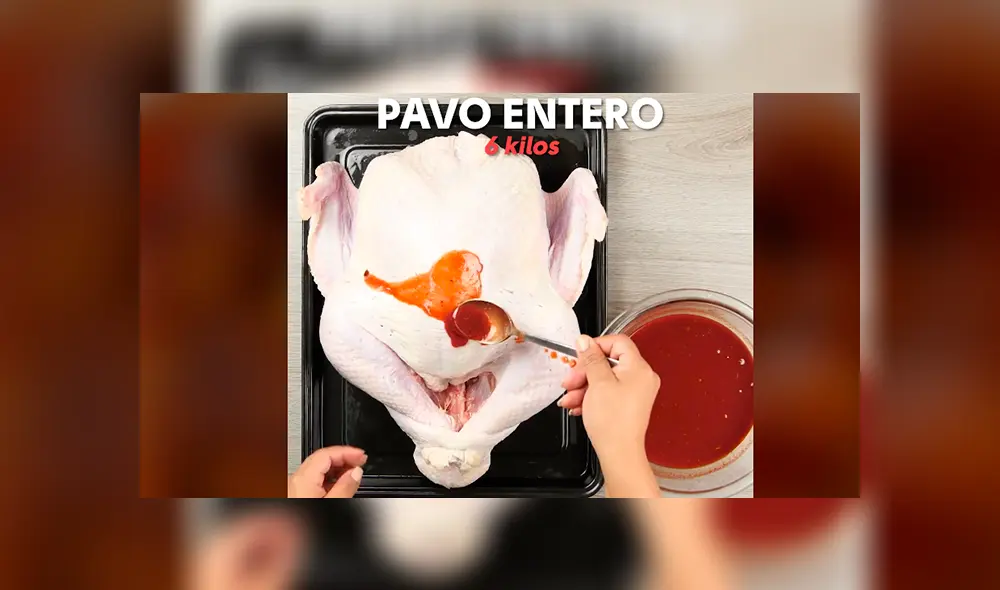 Esparce el aderezo por todo el pavo. Esparce el aderezo por todo el pavo.