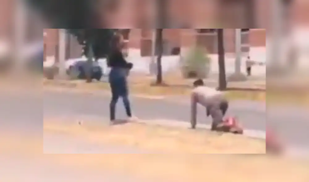 Youtube viral: Joven le es infiel a su novia y gatea por la calle para que lo perdone [VIDEO]