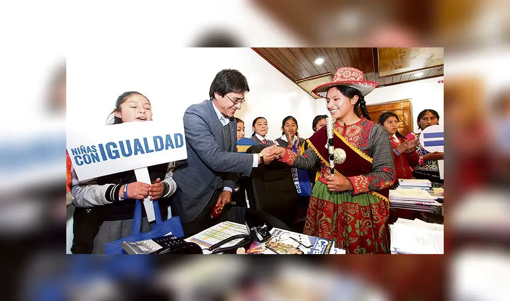 ACTO SIMBÓLICO. Gobernador Benavente entregó vara de mando a menor Sheyla Corrales.