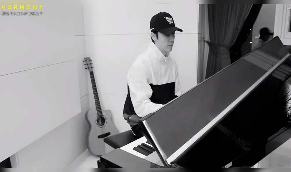 También compone, toca el piano y su hobbie es la fotografía.