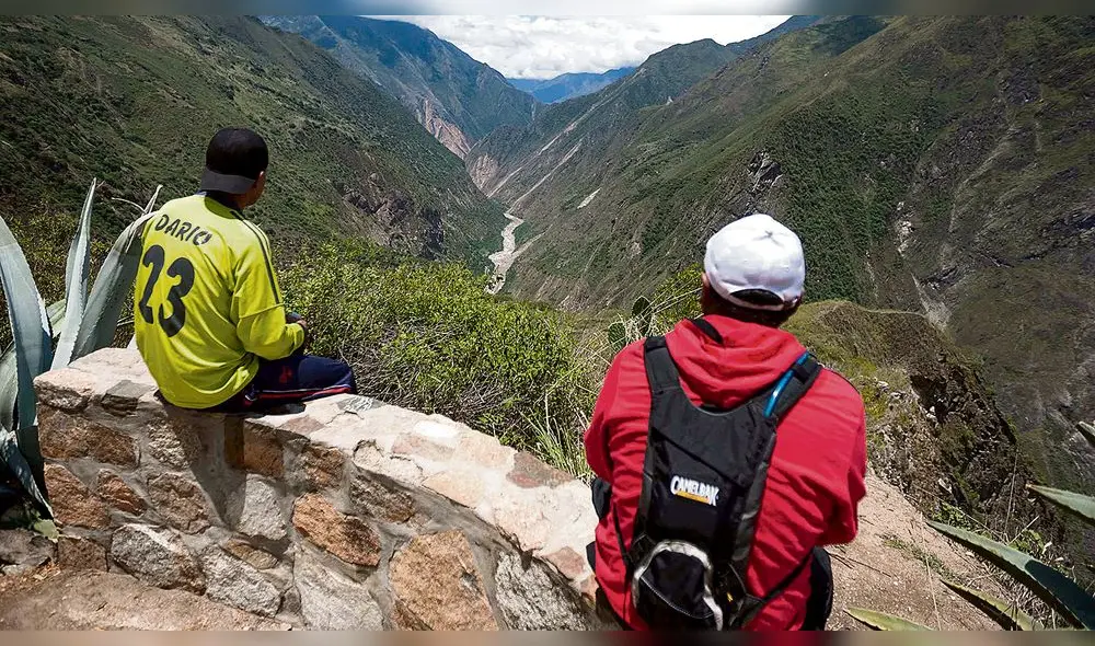 larga travesía. Para llegar a Choquequirao, asentado en la ceja de selva de Cusco, hay que tomar bus, viajar a lomo de caballo y hacer caminata.