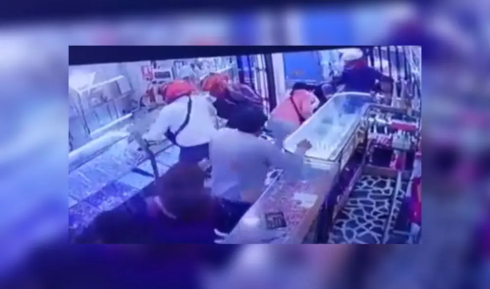 Sujeto cometieron el asalto la tarde de 15 de setiembre, cuando había clientela en el lugar, incluso niños. (Foto: Captura de video / América Noticias) Sujeto cometieron el asalto la tarde de 15 de setiembre, cuando había clientela en el lugar, incluso niños. (Foto: Captura de video / América Noticias)