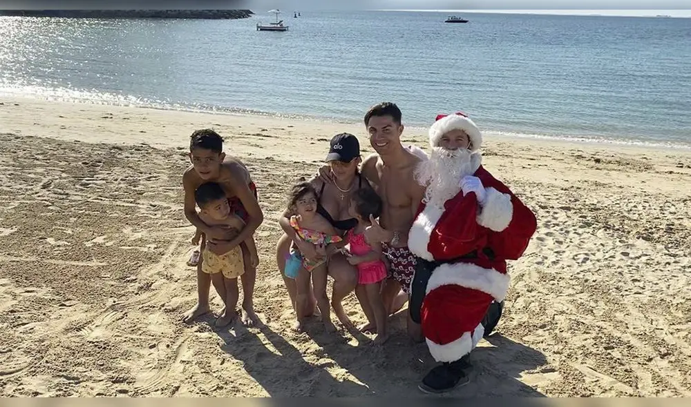 La familia llegó a los Emiratos Árabes Unidos para pasar fiestas en las exclusivas playas y la modelo sorprendió en la plataforma luciendo una sensual ropa de baño. La familia llegó a los Emiratos Árabes Unidos para pasar fiestas en las exclusivas playas y la modelo sorprendió en la plataforma luciendo una sensual ropa de baño.